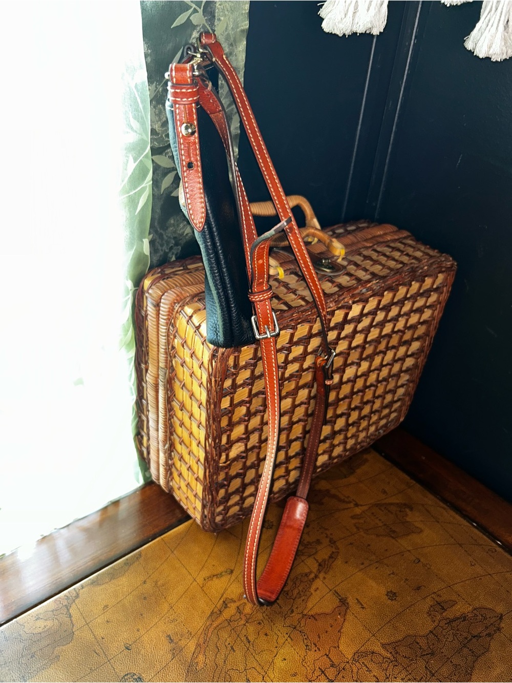 Vintage Dooney & Bourke Pebble Grain All Weather Leather Carrier Crossbody Bag - Picture 3 of 11